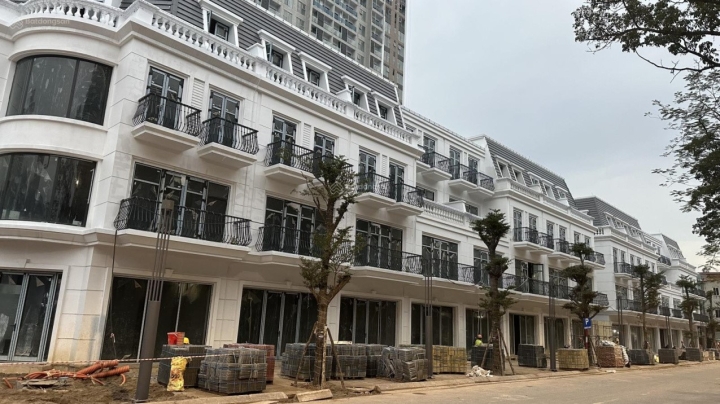Công trình: Thi công kết cấu btct móng, thân, xây trát hoàn thiện cơ bản, lợp ngói, thoát nước mái, ban công, chống thấm, láng nền, sơn, ốp lát, kết cấu thép… shophouse